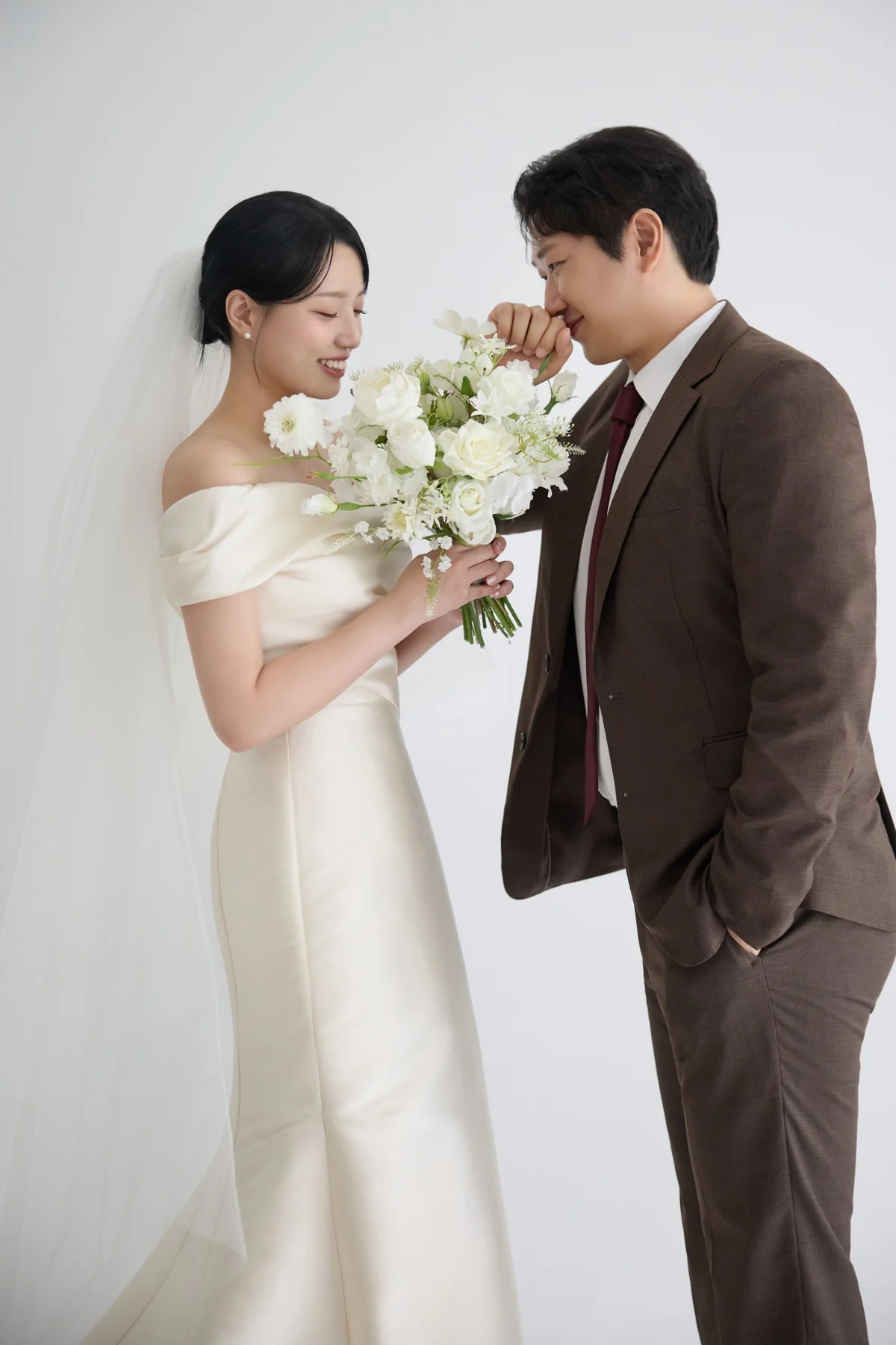 흰 부케를 들고 함께 웃는 조동주와 고경하